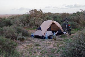 Wildkamperen uit het zicht van de weg in Mauritanië.