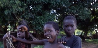 Wandelen in een akker of mijnenveld? Mozambique Cobue