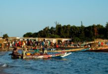 In een lekke vissersboot op de oceaan Palmarin Senegal