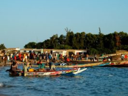In een lekke vissersboot op de oceaan Palmarin Senegal