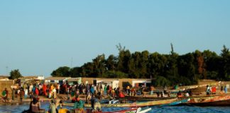 In een lekke vissersboot op de oceaan Palmarin Senegal