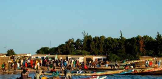 In een lekke vissersboot op de oceaan Palmarin Senegal