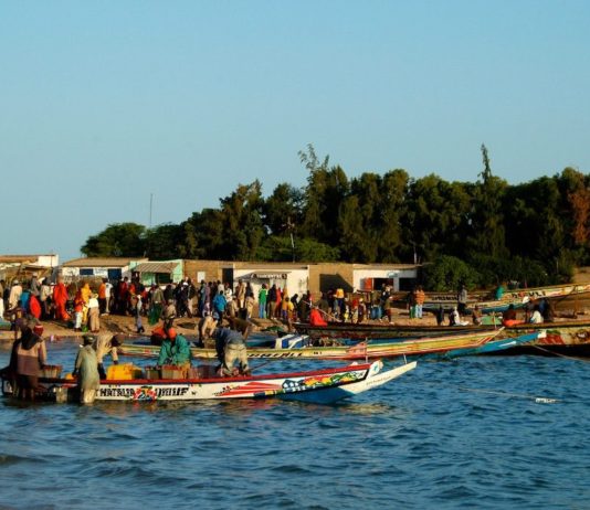 In een lekke vissersboot op de oceaan Palmarin Senegal