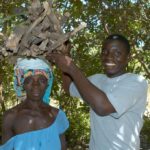 Brandhout verzamelen Gunjur Gambia