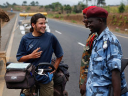 Op de fiets door Sierra Leone Roadblock voor Freetown