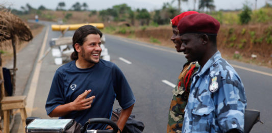 Op de fiets door Sierra Leone Roadblock voor Freetown