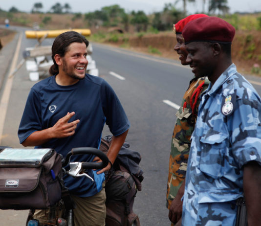 Op de fiets door Sierra Leone Roadblock voor Freetown