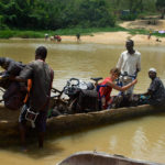 Rivier oversteek in Sierra Leone