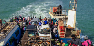 Over de Gambia rivier van Banjul naar Barra Barra banjul veerpont Gambia