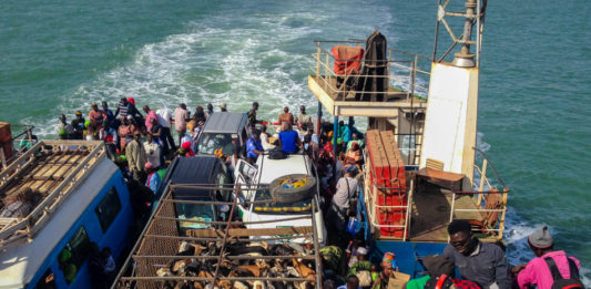 Over de Gambia rivier van Banjul naar Barra Barra banjul veerpont Gambia