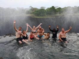 Zwemmen in Devil’s Pool bovenaan Victoria Falls Devils Pool Victoria Falls Zambia