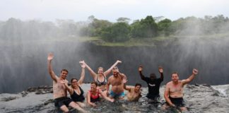 Zwemmen in Devil’s Pool bovenaan Victoria Falls Devils Pool Victoria Falls Zambia