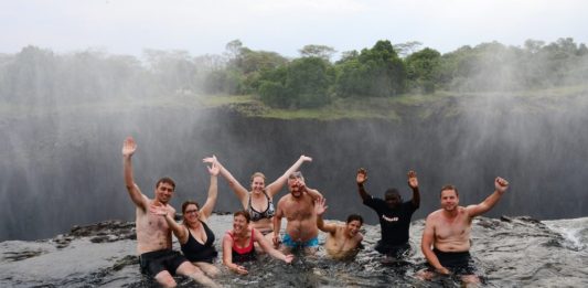 Zwemmen in Devil’s Pool bovenaan Victoria Falls Devils Pool Victoria Falls Zambia
