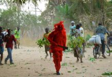 Kankurang laat ons een winkel invluchten Kankurang Niafrang Senegal