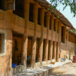 Modder gebouw in Mlomp Senegal