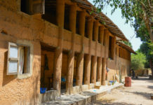 Huizen van modder in Mlomp Modder gebouw in Mlomp Senegal