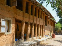 Huizen van modder in Mlomp Modder gebouw in Mlomp Senegal