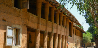 Huizen van modder in Mlomp Modder gebouw in Mlomp Senegal