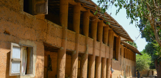 Huizen van modder in Mlomp Modder gebouw in Mlomp Senegal