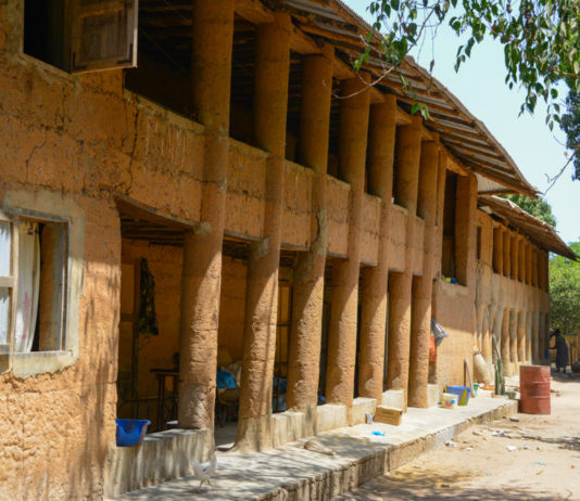 Huizen van modder in Mlomp Modder gebouw in Mlomp Senegal