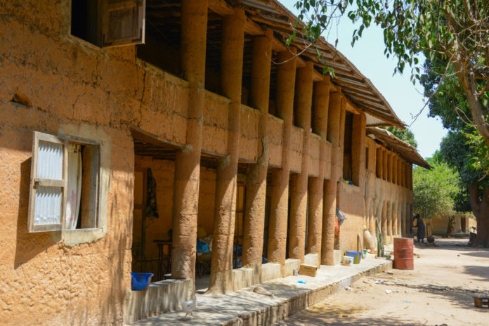 Modder gebouw in Mlomp Senegal