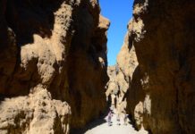 Klauteren en pootjebaden in de Sesriem Canyon Sesriem Canyon Namibië