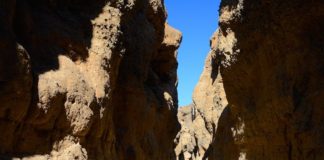 Klauteren en pootjebaden in de Sesriem Canyon Sesriem Canyon Namibië