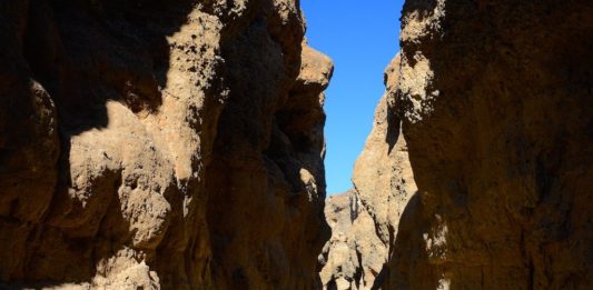Klauteren en pootjebaden in de Sesriem Canyon Sesriem Canyon Namibië