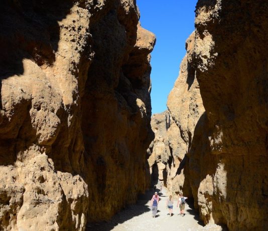 Klauteren en pootjebaden in de Sesriem Canyon Sesriem Canyon Namibië
