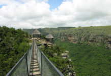 Met knikkende knieën over de hangbrug in de Oribi kloof Oribi kloof Zuid-Afrika hangbrug