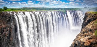 Victoria watervallen vormen een indrukwekkend schouwspel Victoria Falls watervallen Zimbabwe 1
