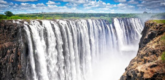 Victoria watervallen vormen een indrukwekkend schouwspel Victoria Falls watervallen Zimbabwe 1