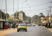 Serekunda is de grootste stad van Gambia weg Serekunda Gambia