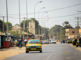 Serekunda is de grootste stad van Gambia weg Serekunda Gambia