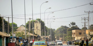 Serekunda is de grootste stad van Gambia weg Serekunda Gambia