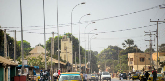 Serekunda is de grootste stad van Gambia weg Serekunda Gambia