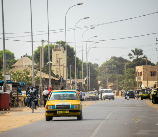 Serekunda is de grootste stad van Gambia weg Serekunda Gambia