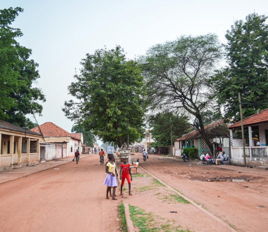 Miljonair in Gabú Hoofdstraat Gabú Guinee-Bissau