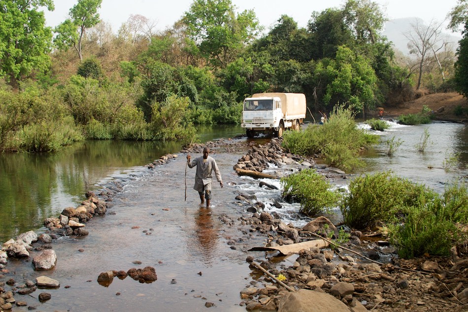 Weg over de rivier in Fouta Djalon Guinee