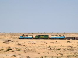 Lift mee op de ijzererts trein door de Sahara IJzererts trein Mauritanië