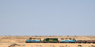 Lift mee op de ijzererts trein door de Sahara IJzererts trein Mauritanië
