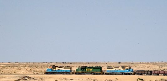 Lift mee op de ijzererts trein door de Sahara IJzererts trein Mauritanië