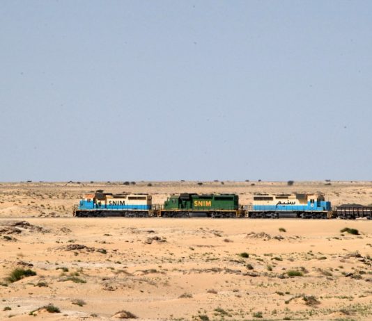 Lift mee op de ijzererts trein door de Sahara IJzererts trein Mauritanië