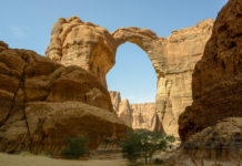 Het mooiste land ter wereld dat je eigenlijk niet mag bezoeken Ennedi Tsjaad rotsboog