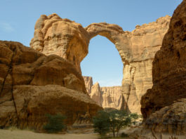 Het mooiste land ter wereld dat je eigenlijk niet mag bezoeken Ennedi Tsjaad rotsboog