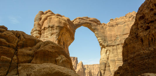 Het mooiste land ter wereld dat je eigenlijk niet mag bezoeken Ennedi Tsjaad rotsboog