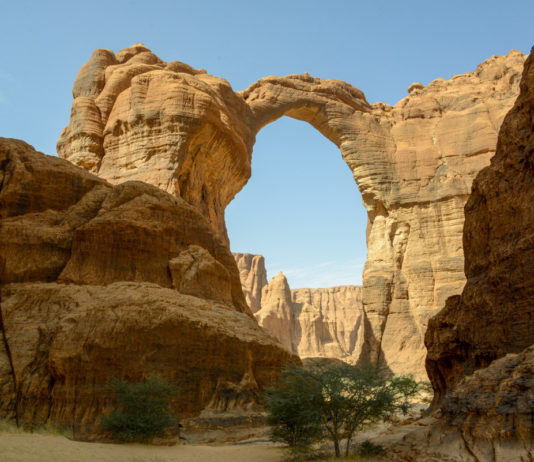 Het mooiste land ter wereld dat je eigenlijk niet mag bezoeken Ennedi Tsjaad rotsboog