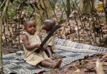 Op jacht met de BaAka pygmeeën BaAka pygmeeën Centraal Afrikaanse Republiek machette