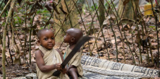 Op jacht met de BaAka pygmeeën BaAka pygmeeën Centraal Afrikaanse Republiek machette