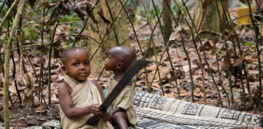 Op jacht met de BaAka pygmeeën BaAka pygmeeën Centraal Afrikaanse Republiek machette